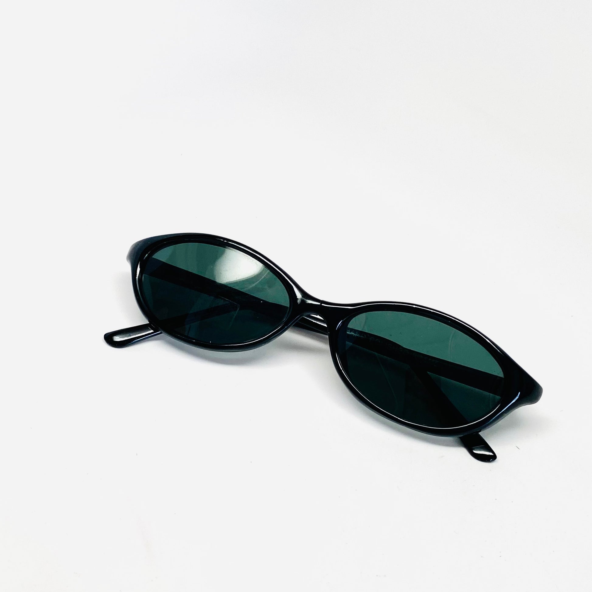 vivid 90s vintage black oval sunglasses
